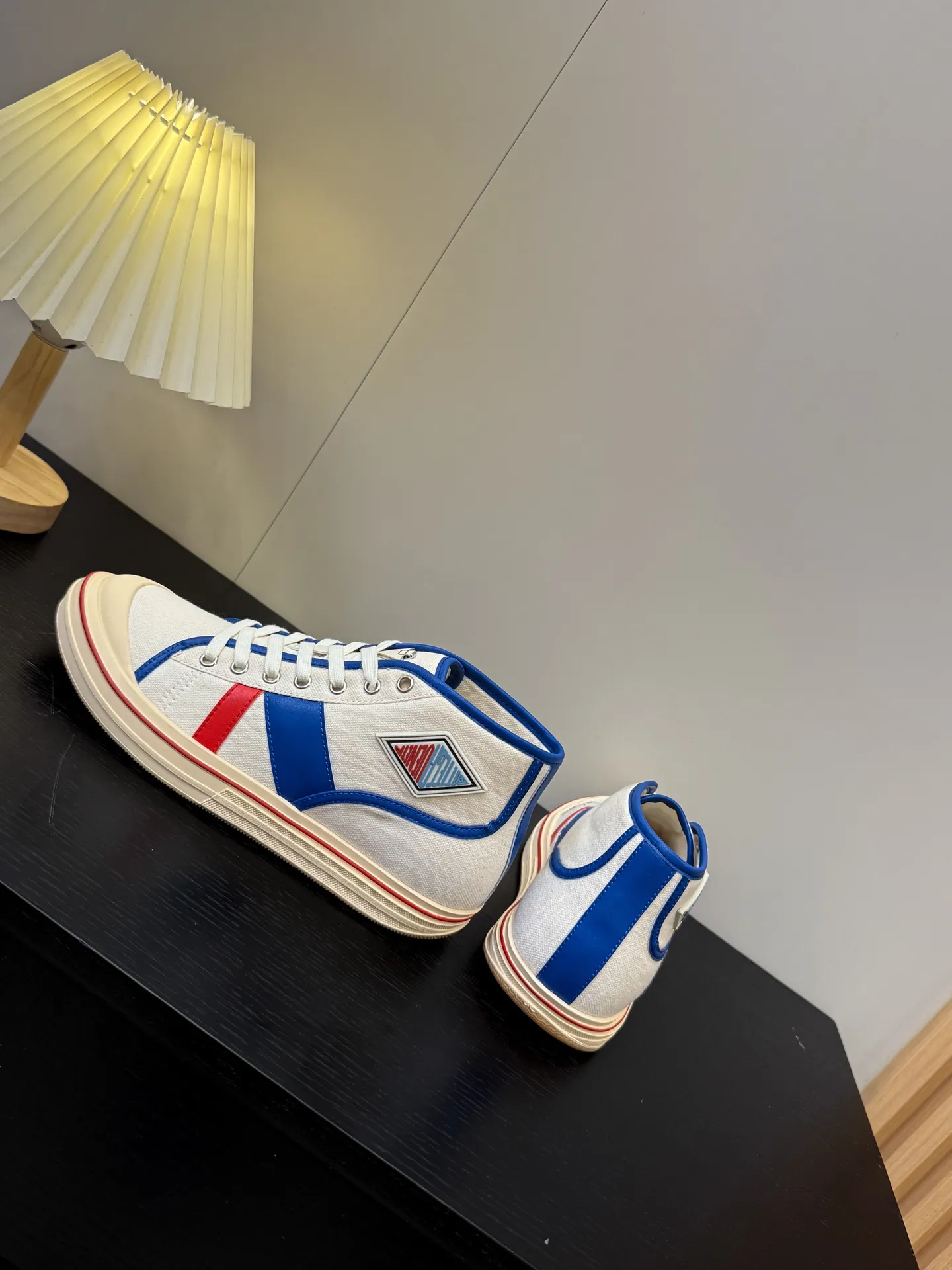 👟👟Ex-factory price 480👟👟 (Men’s size +1️⃣0️⃣) BVOrbit’s latest 2025 catwalk model, developed 1:1 from the original board, classic color matching elements! This is the biggest highlight of this shoe, eye-catching but not exaggerated design, super cool for daily use, super versatile whether paired with pants, sweaters or skirts, looks good no matter how you wear it, the more you look at it, the more you like it ❗️ Outsole: Original outsole Color: 4 colors Size: Female 35-40 Male 39-44